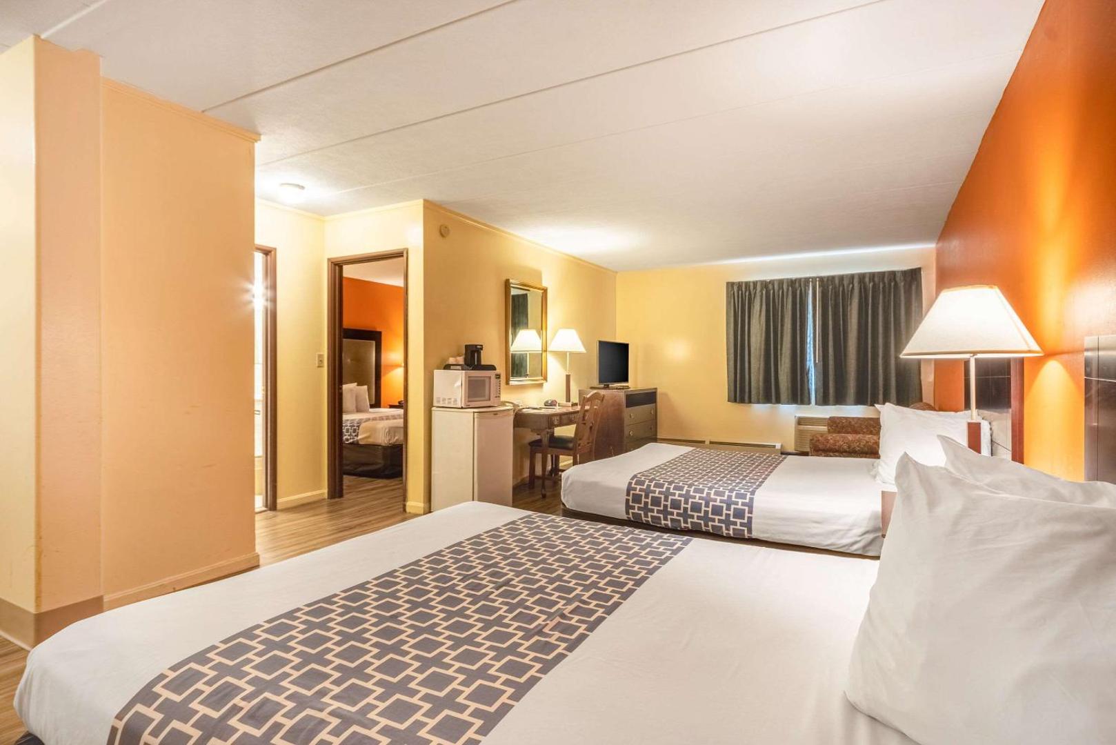 Econo Lodge Inn & Suites