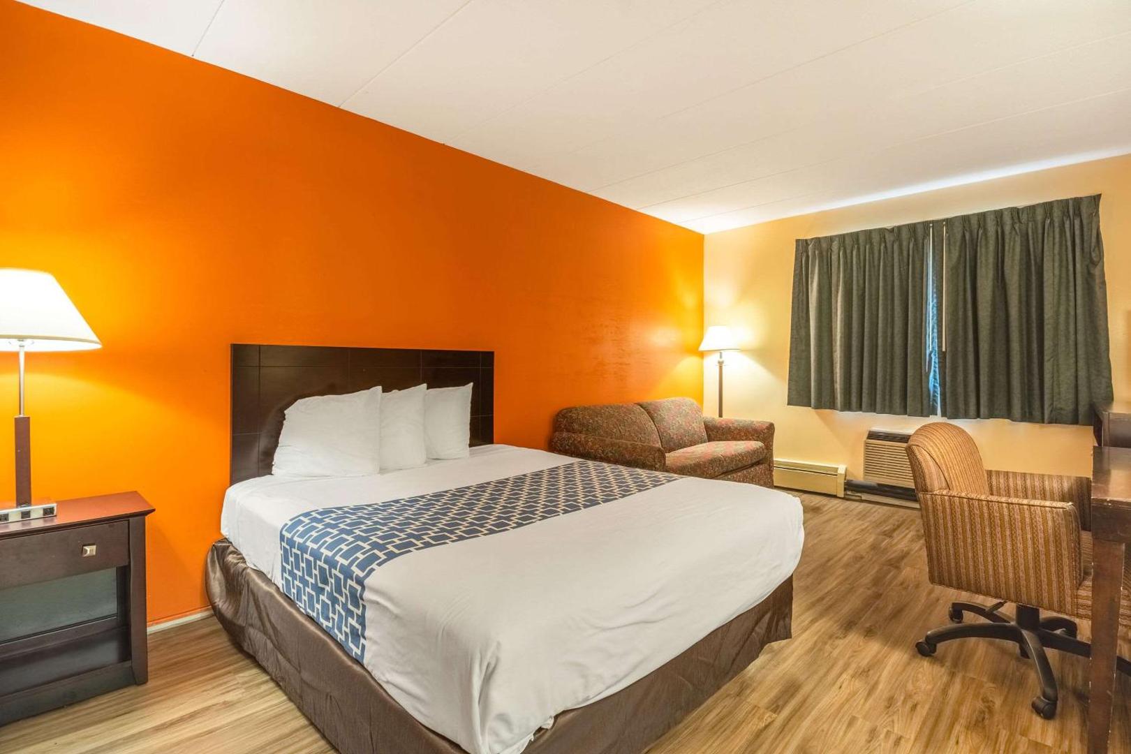 Econo Lodge Inn & Suites