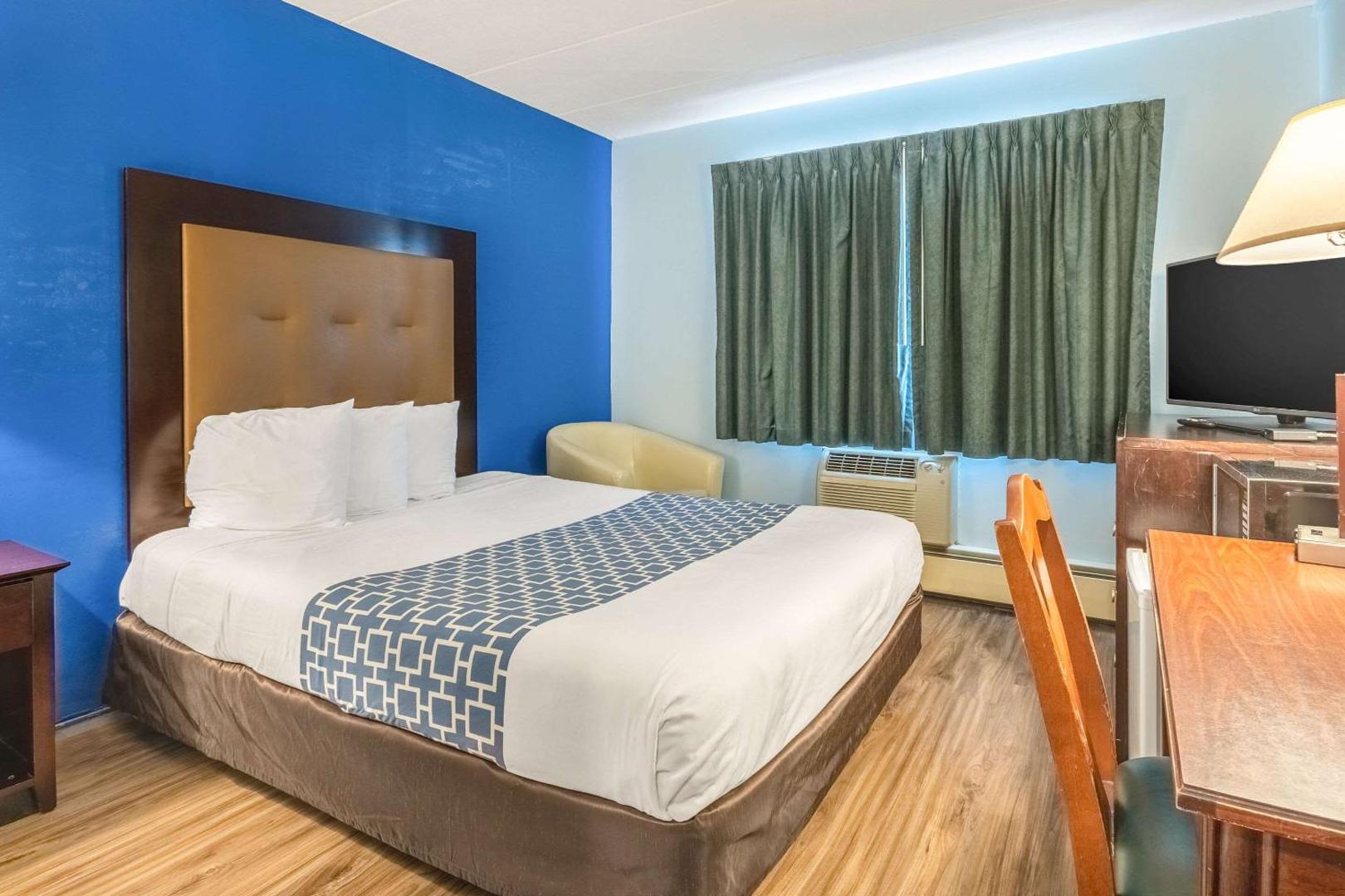 Econo Lodge Inn & Suites