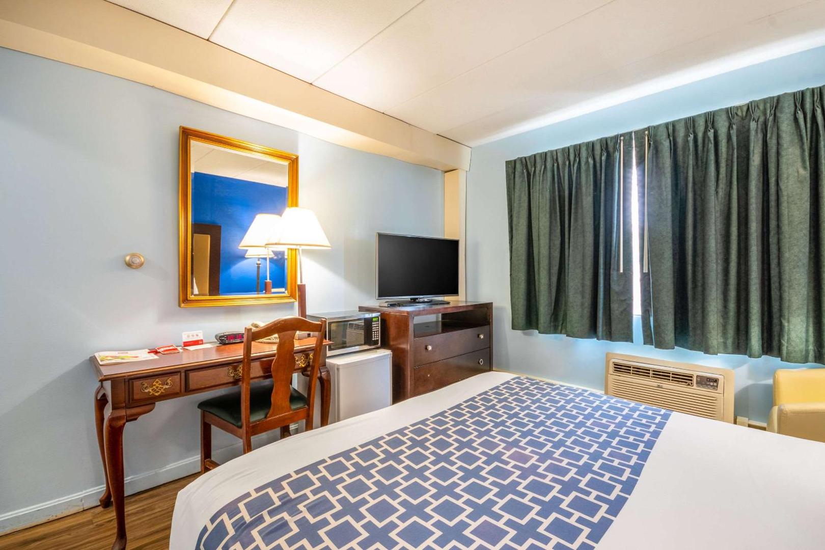 Econo Lodge Inn & Suites