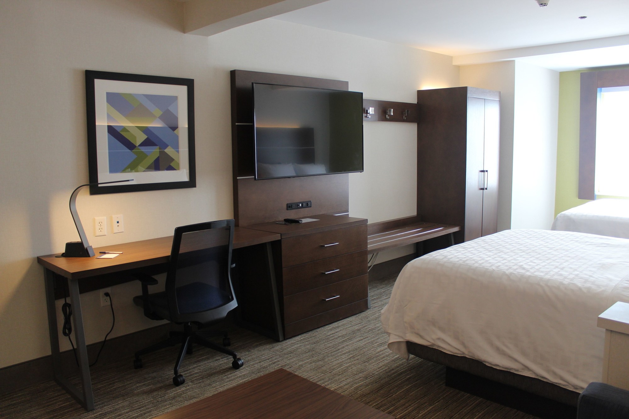 Holiday Inn Express Hotel & Suites