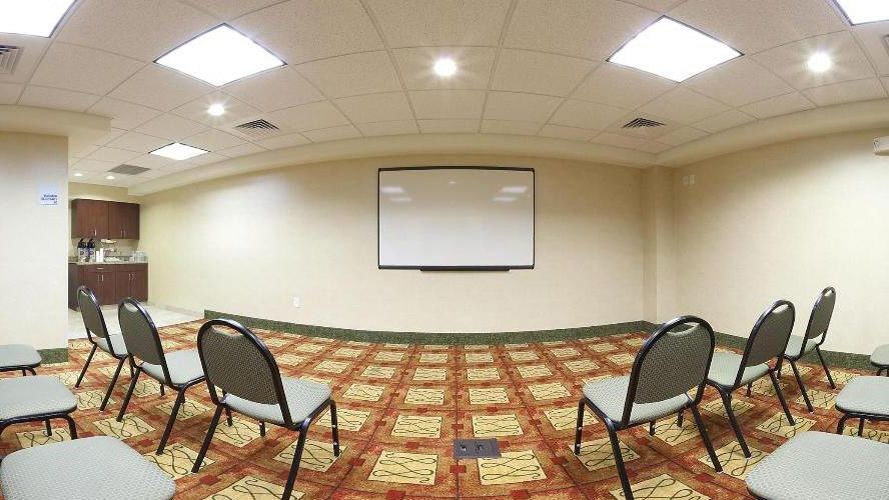 Holiday Inn Express Hotel & Suites