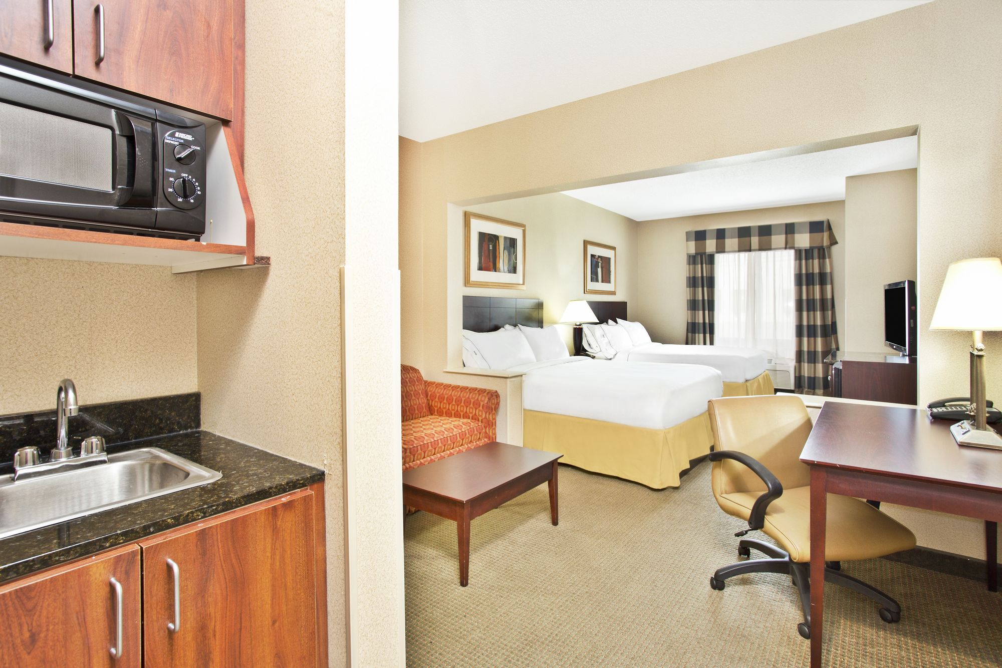 Holiday Inn Express Hotel & Suites