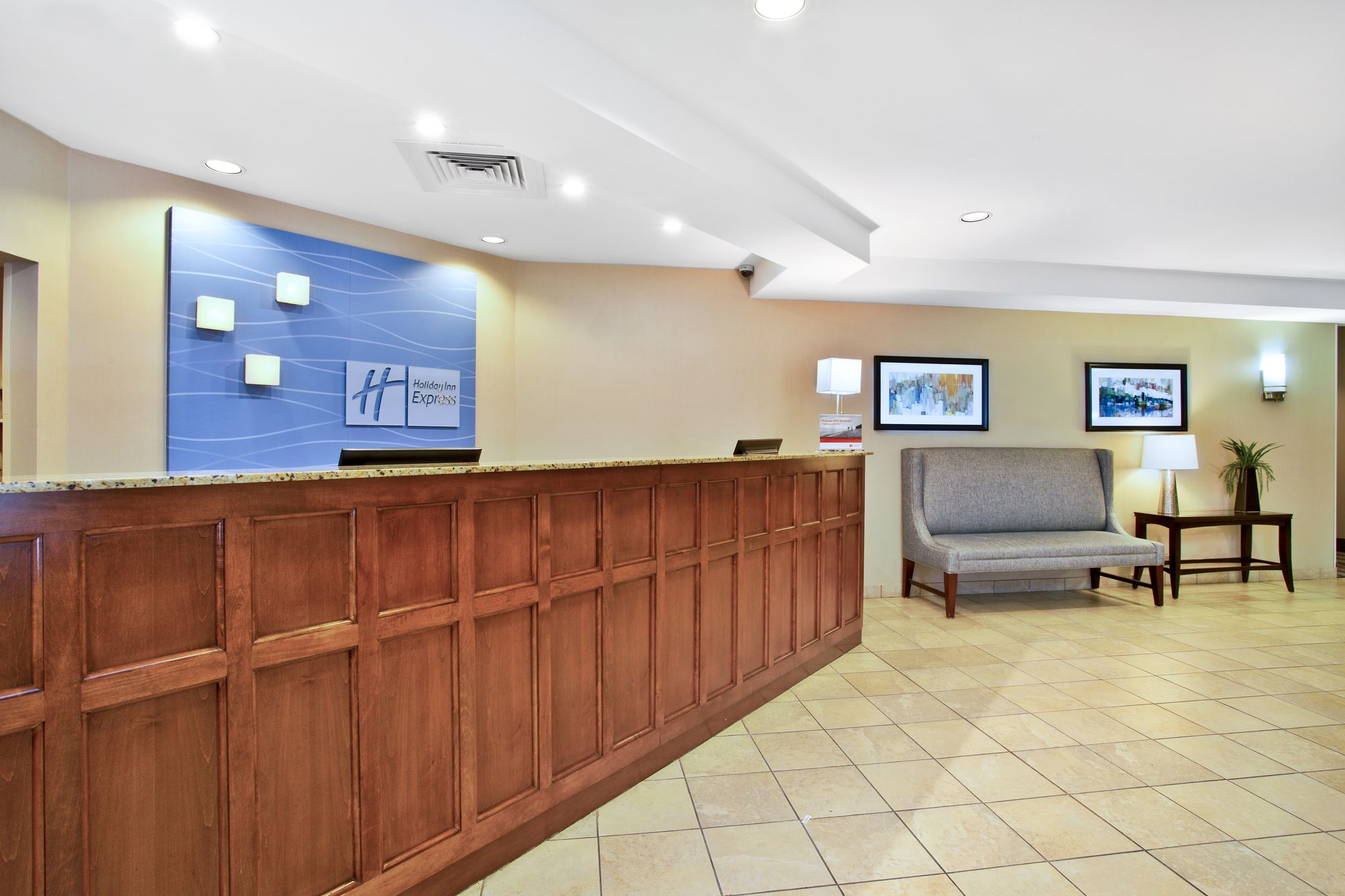 Holiday Inn Express Hotel & Suites