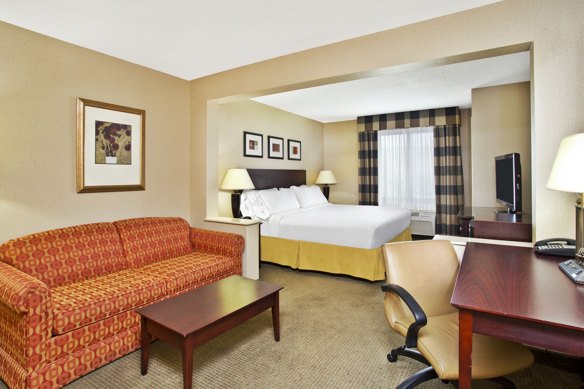 Holiday Inn Express Hotel & Suites