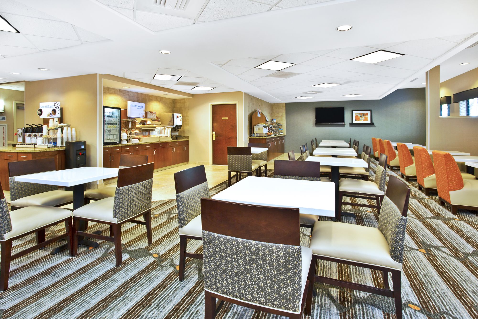 Holiday Inn Express Hotel & Suites