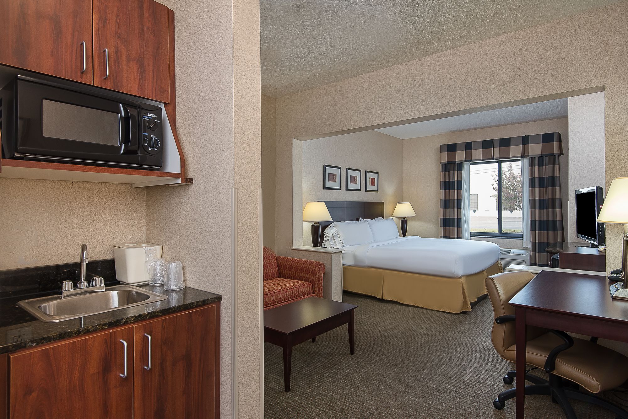 Holiday Inn Express Hotel & Suites