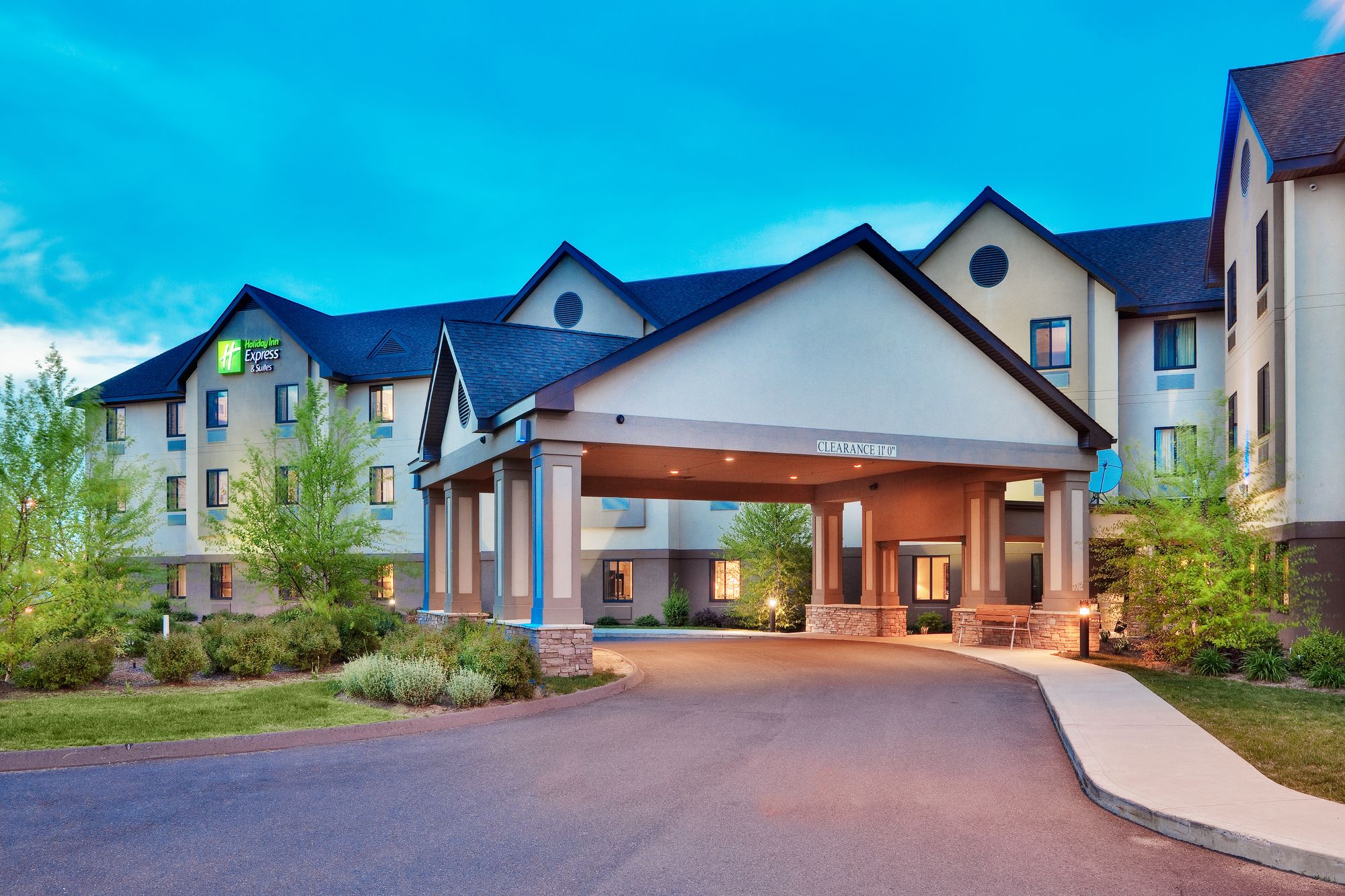 Holiday Inn Express Hotel & Suites