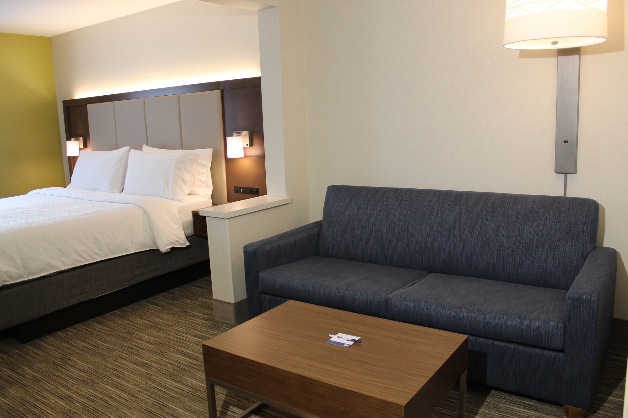 Holiday Inn Express Hotel & Suites