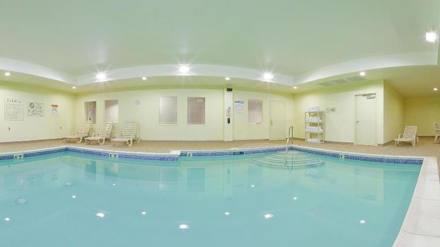 Holiday Inn Express Hotel & Suites