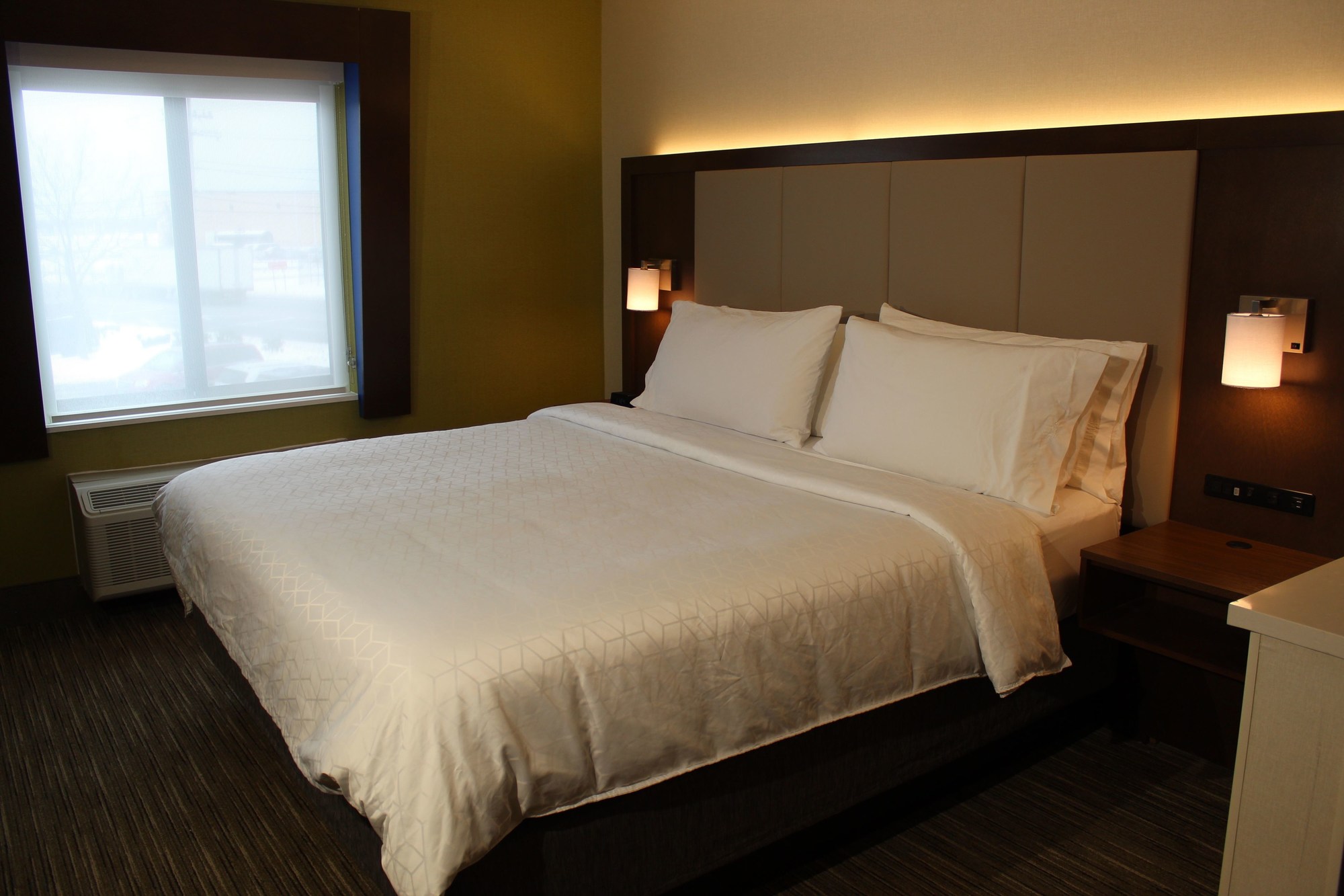 Holiday Inn Express Hotel & Suites