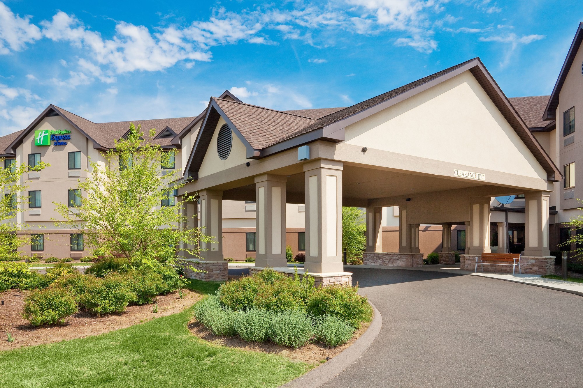 Holiday Inn Express Hotel & Suites