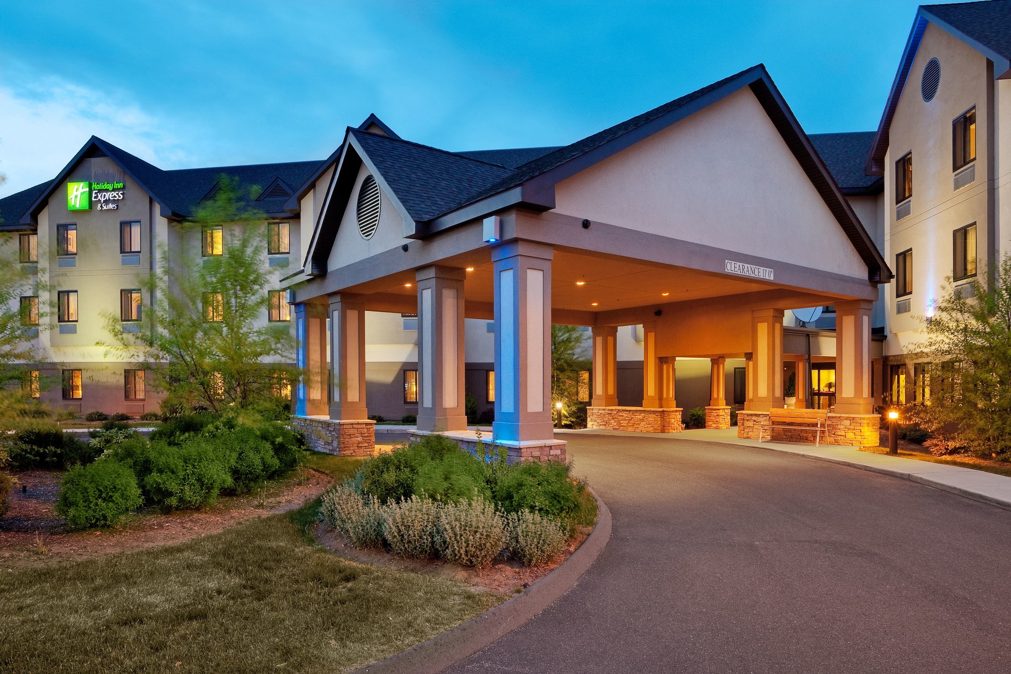 Holiday Inn Express Hotel & Suites