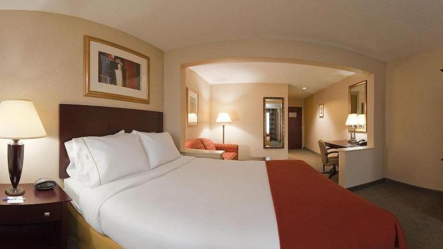 Holiday Inn Express Hotel & Suites