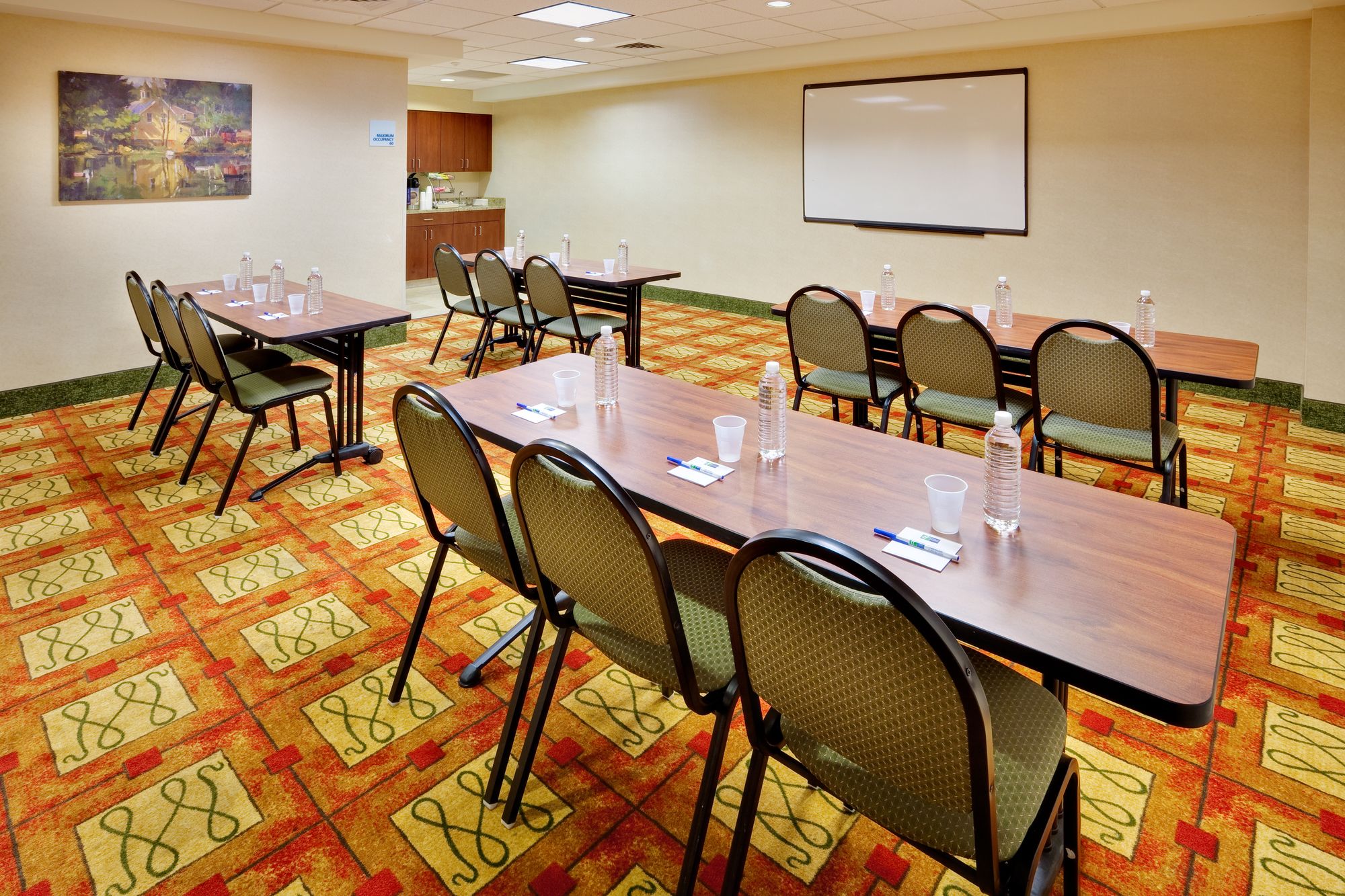 Holiday Inn Express Hotel & Suites