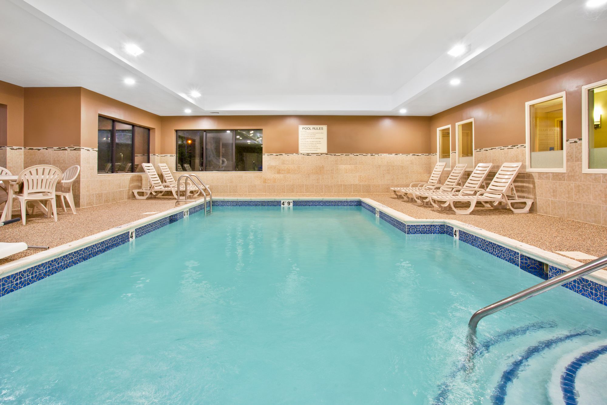 Holiday Inn Express Hotel & Suites