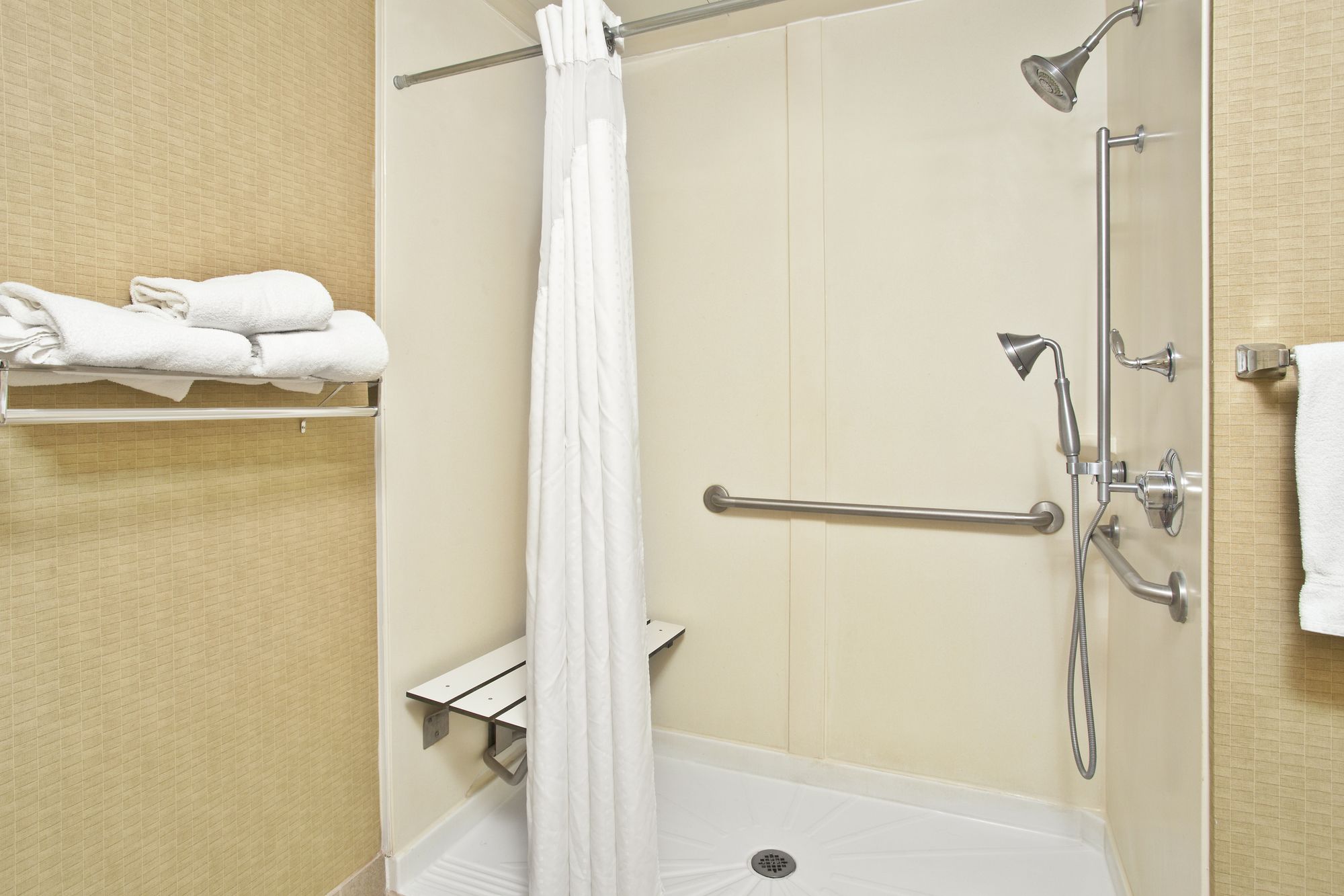 Holiday Inn Express Hotel & Suites