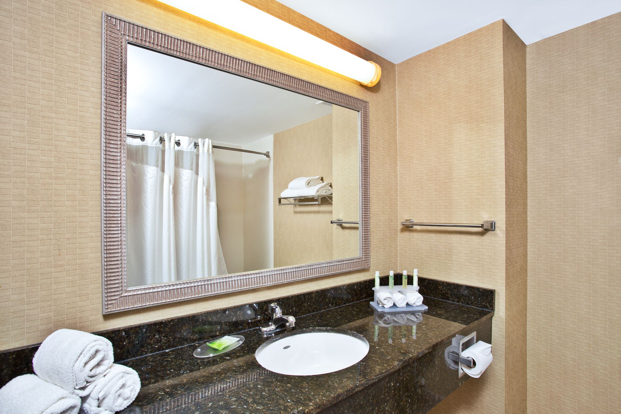 Holiday Inn Express Hotel & Suites