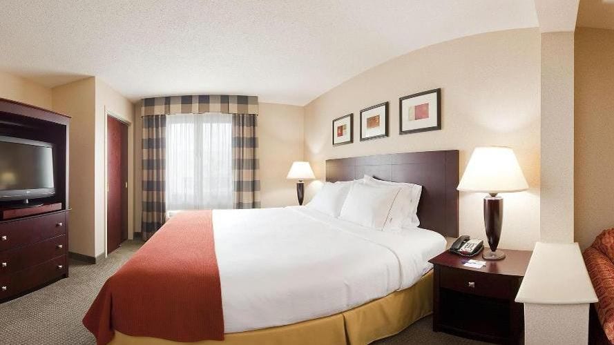 Holiday Inn Express Hotel & Suites