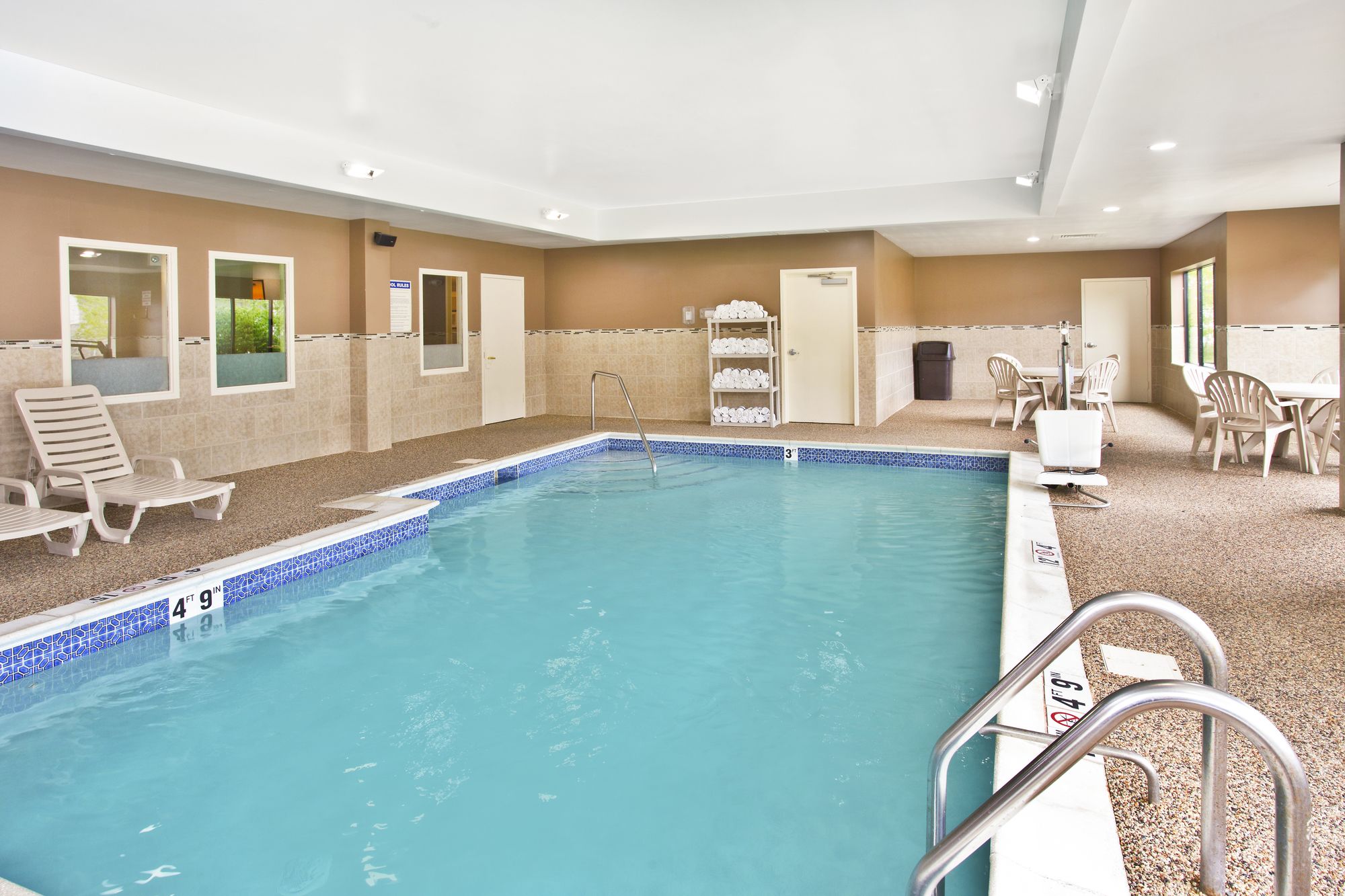 Holiday Inn Express Hotel & Suites