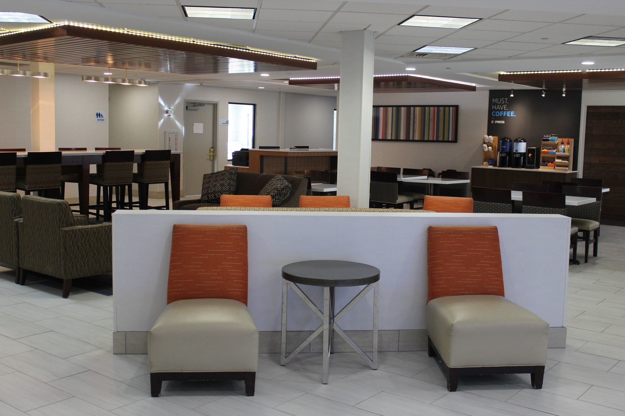 Holiday Inn Express Hotel & Suites