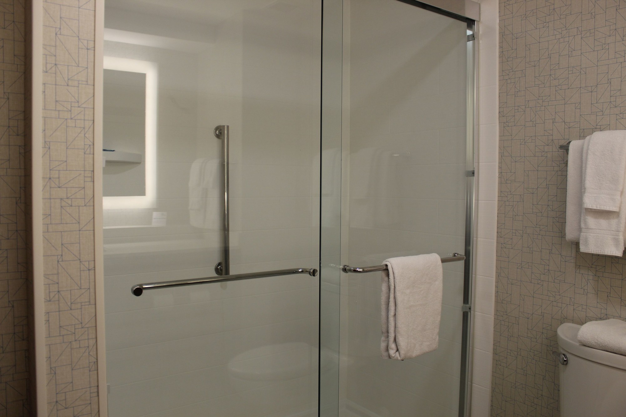 Holiday Inn Express Hotel & Suites
