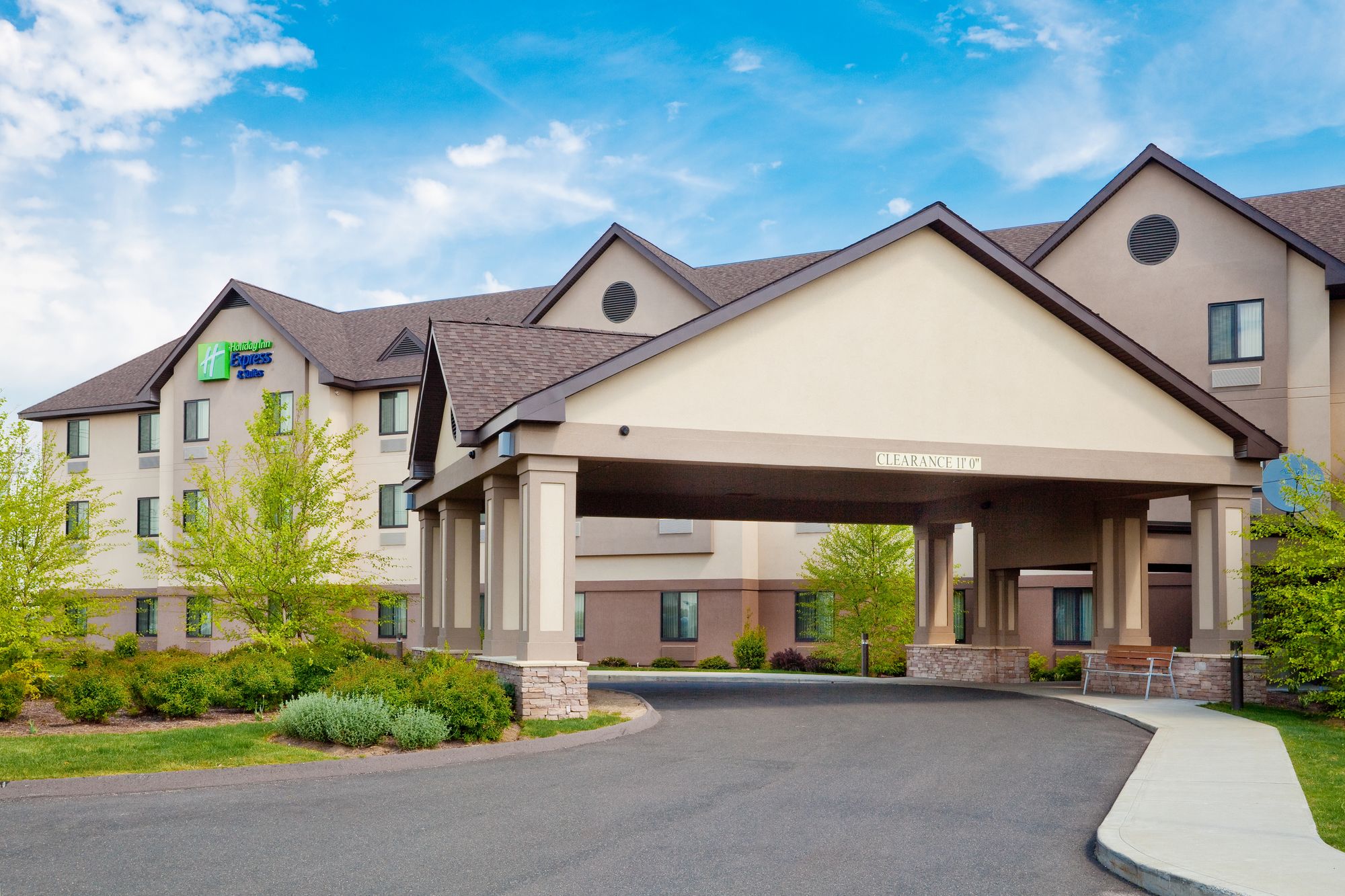 Holiday Inn Express Hotel & Suites