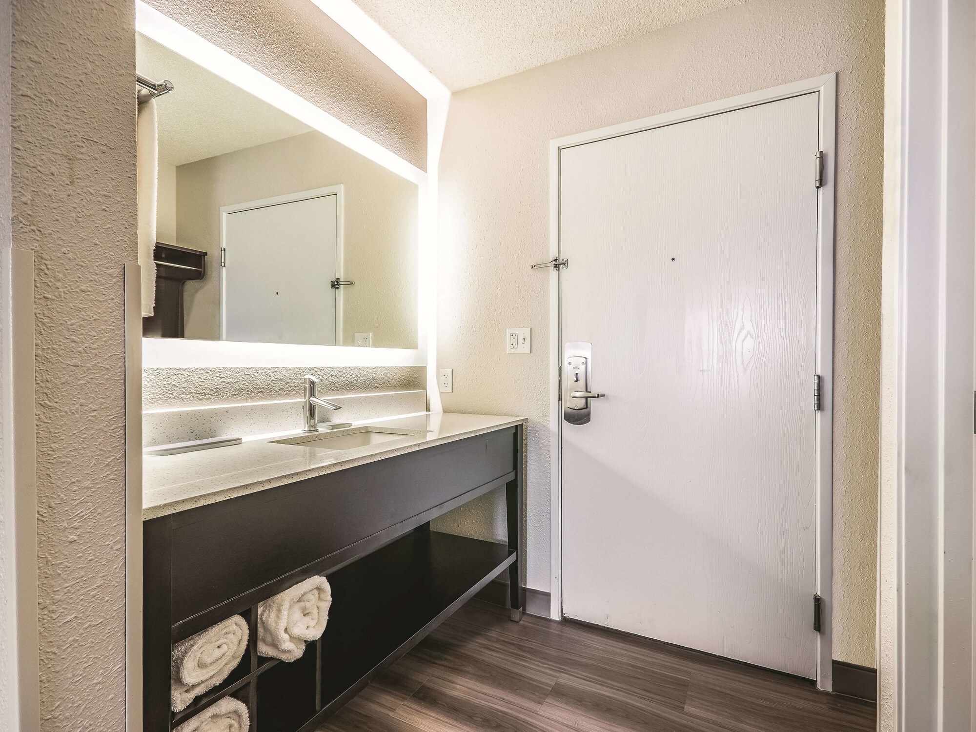 La Quinta Inn & Suites by Wyndham Hartford - Bradley Airport