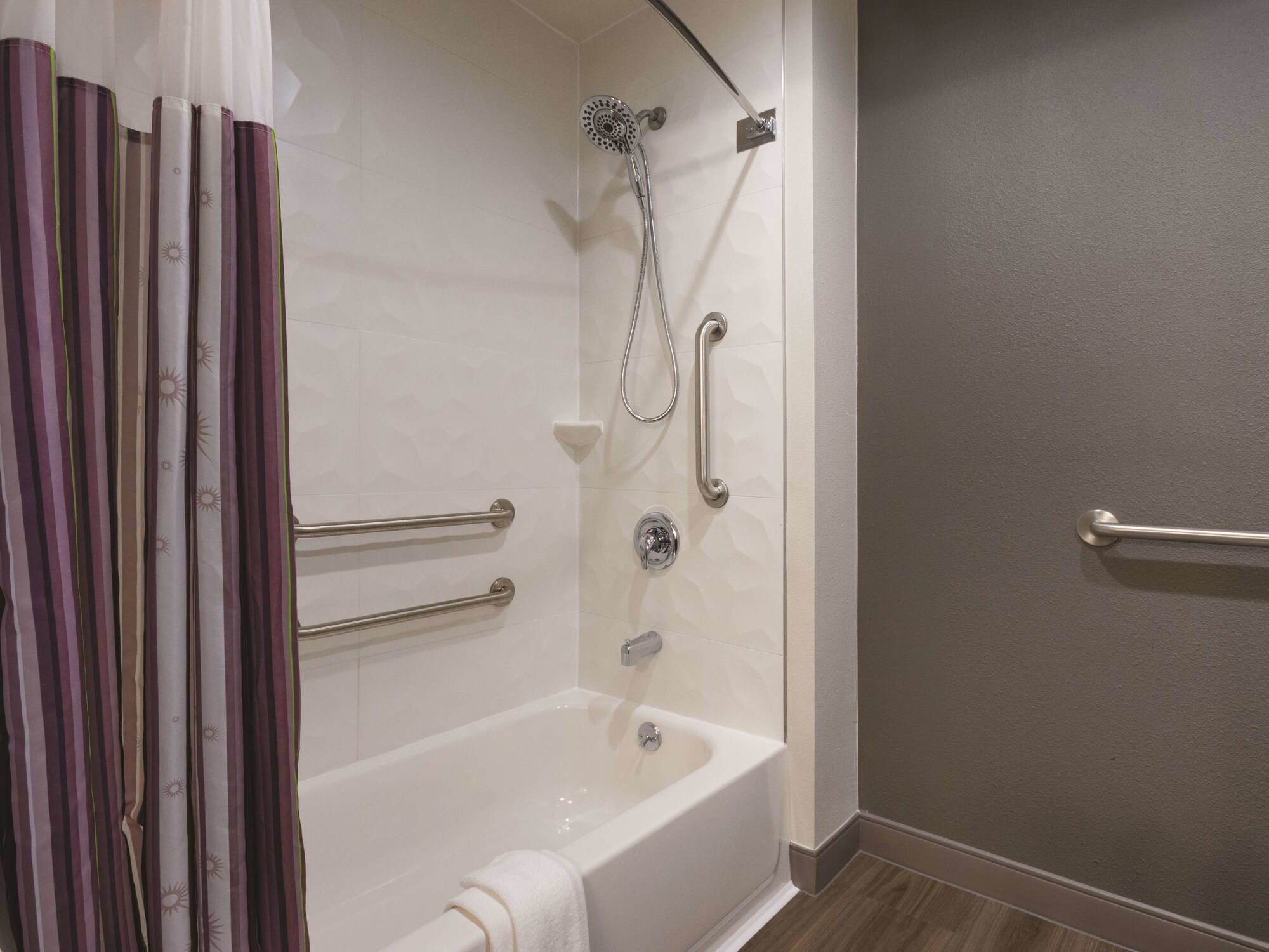 La Quinta Inn & Suites by Wyndham Hartford - Bradley Airport