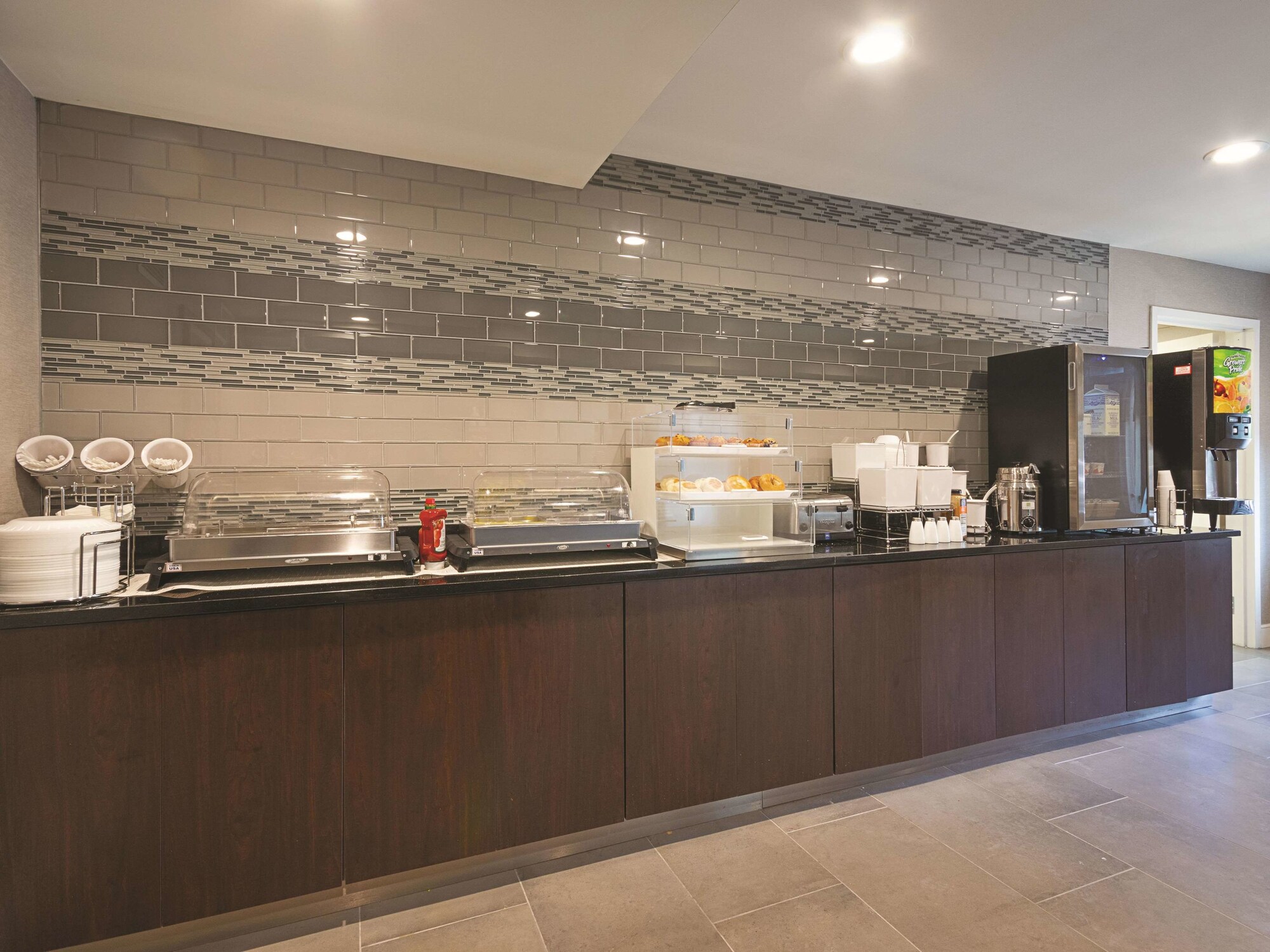 La Quinta Inn & Suites by Wyndham Hartford - Bradley Airport