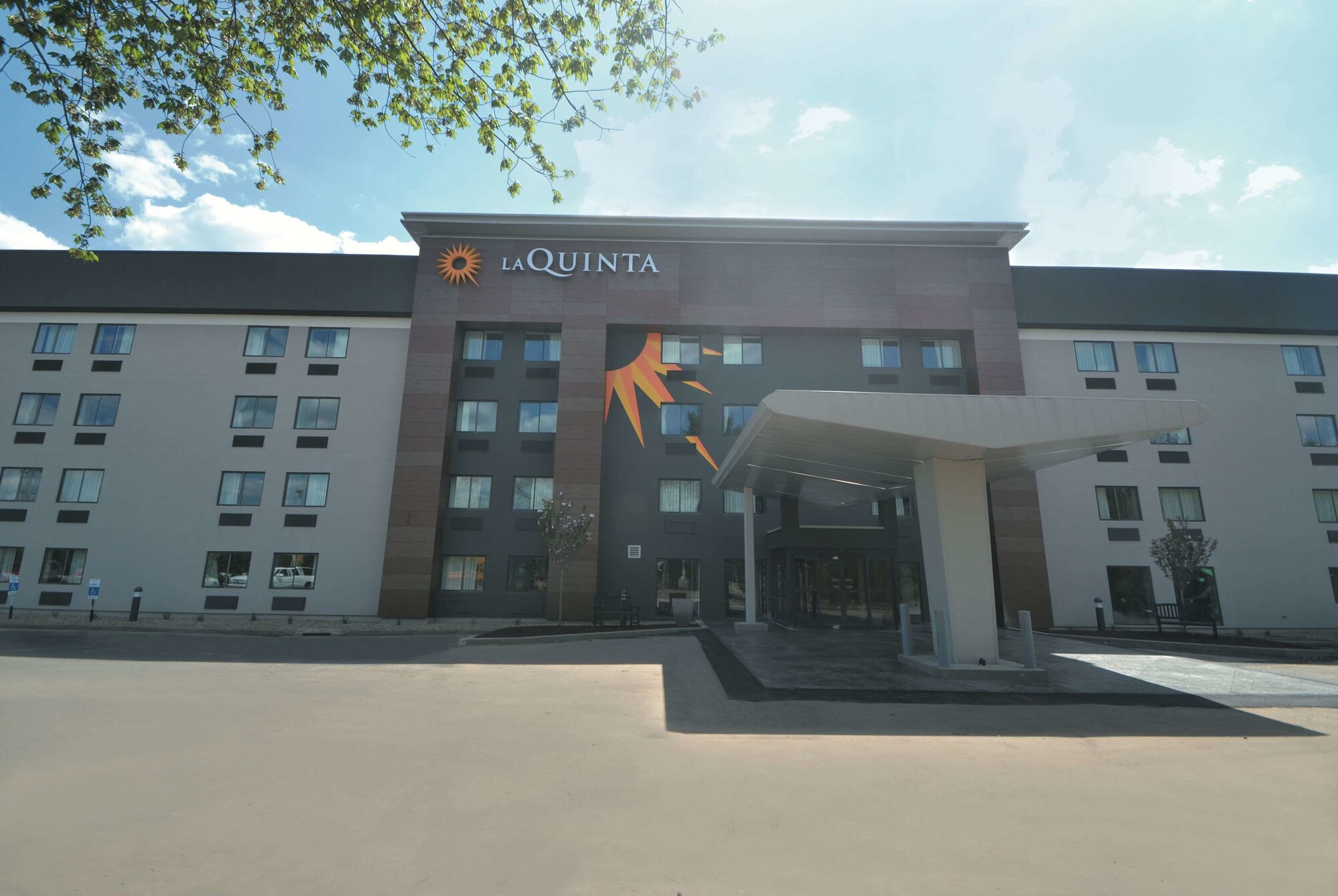 La Quinta Inn & Suites by Wyndham Hartford - Bradley Airport