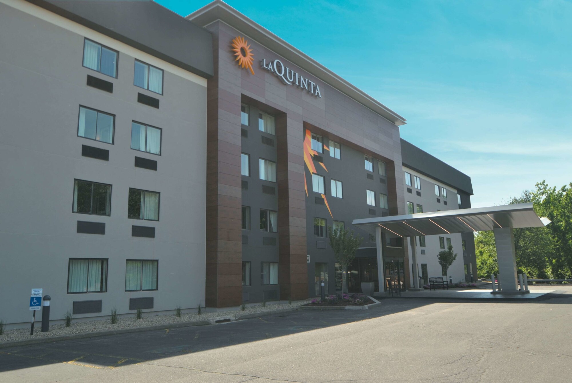 La Quinta Inn & Suites by Wyndham Hartford - Bradley Airport