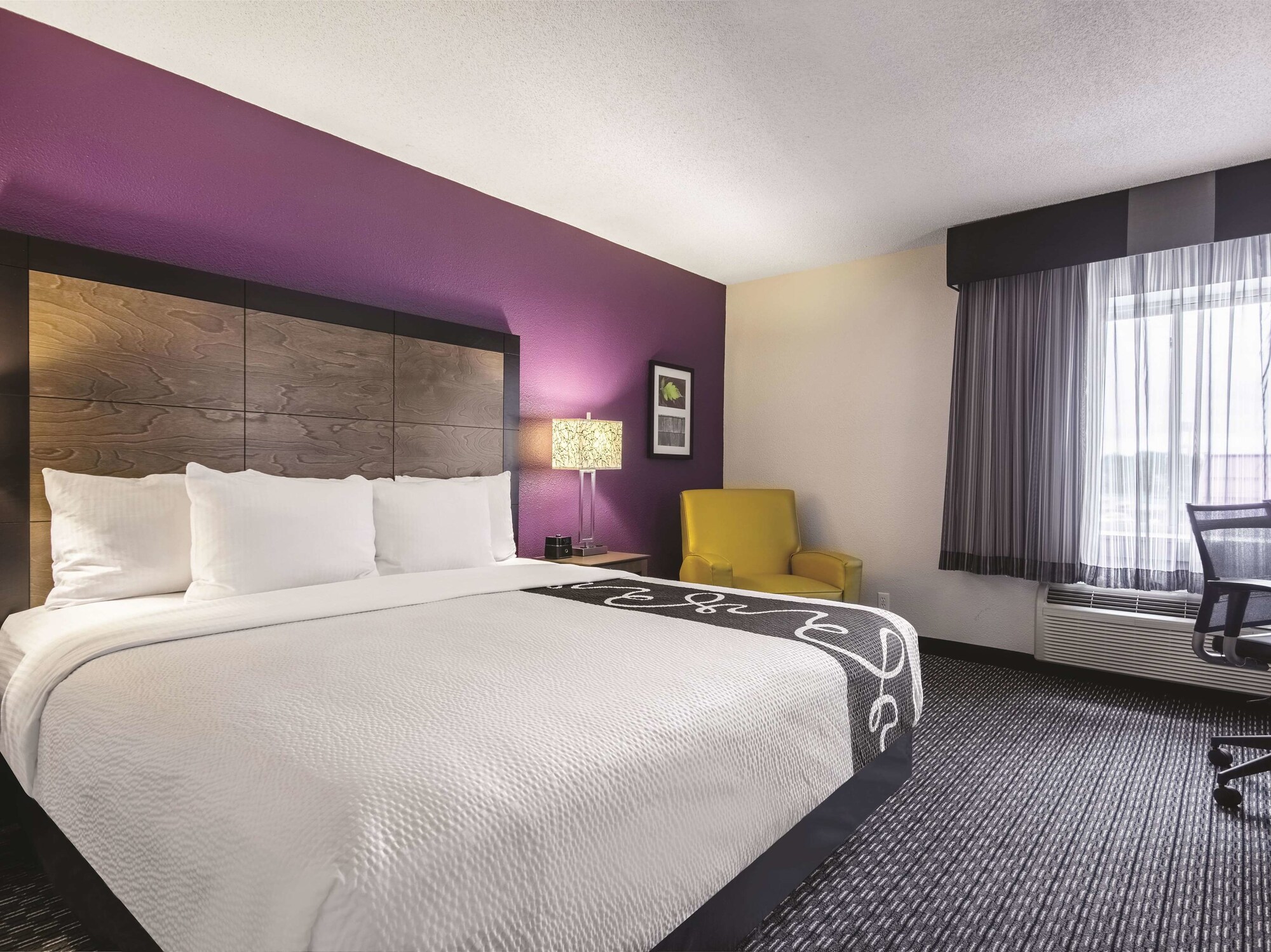 La Quinta Inn & Suites by Wyndham Hartford - Bradley Airport