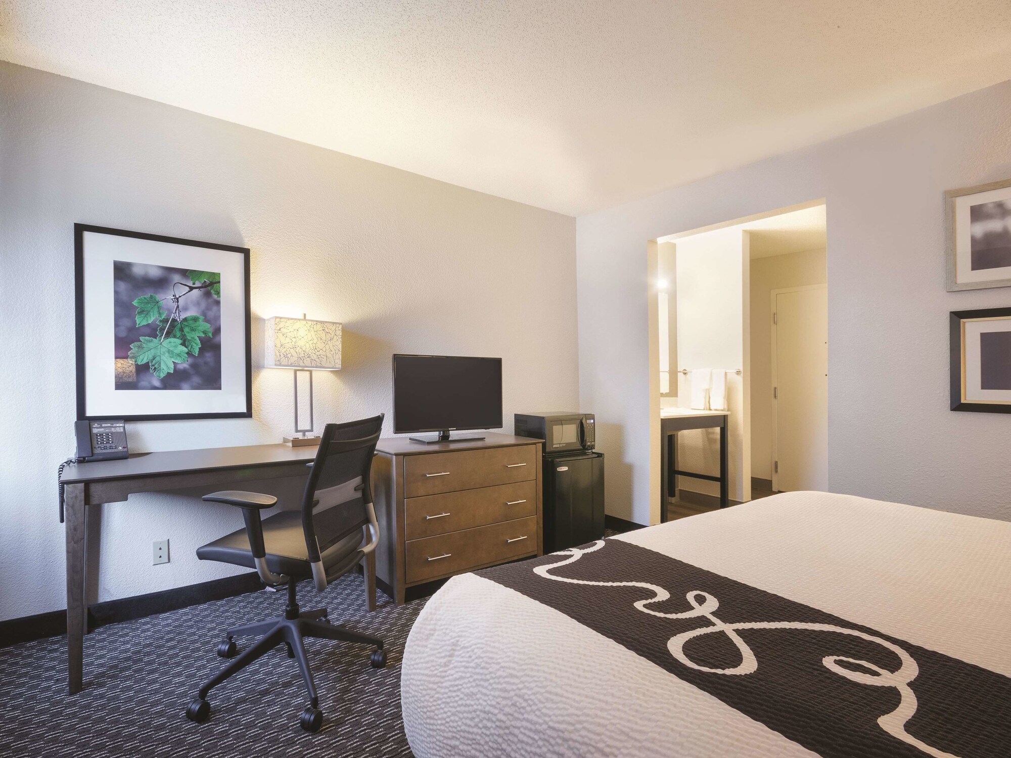La Quinta Inn & Suites by Wyndham Hartford - Bradley Airport