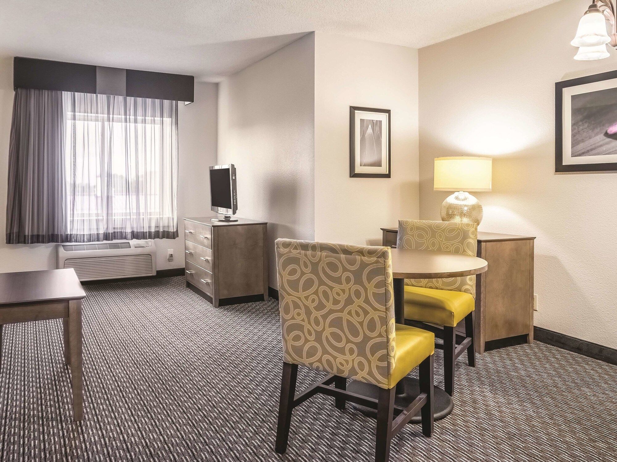 La Quinta Inn & Suites by Wyndham Hartford - Bradley Airport