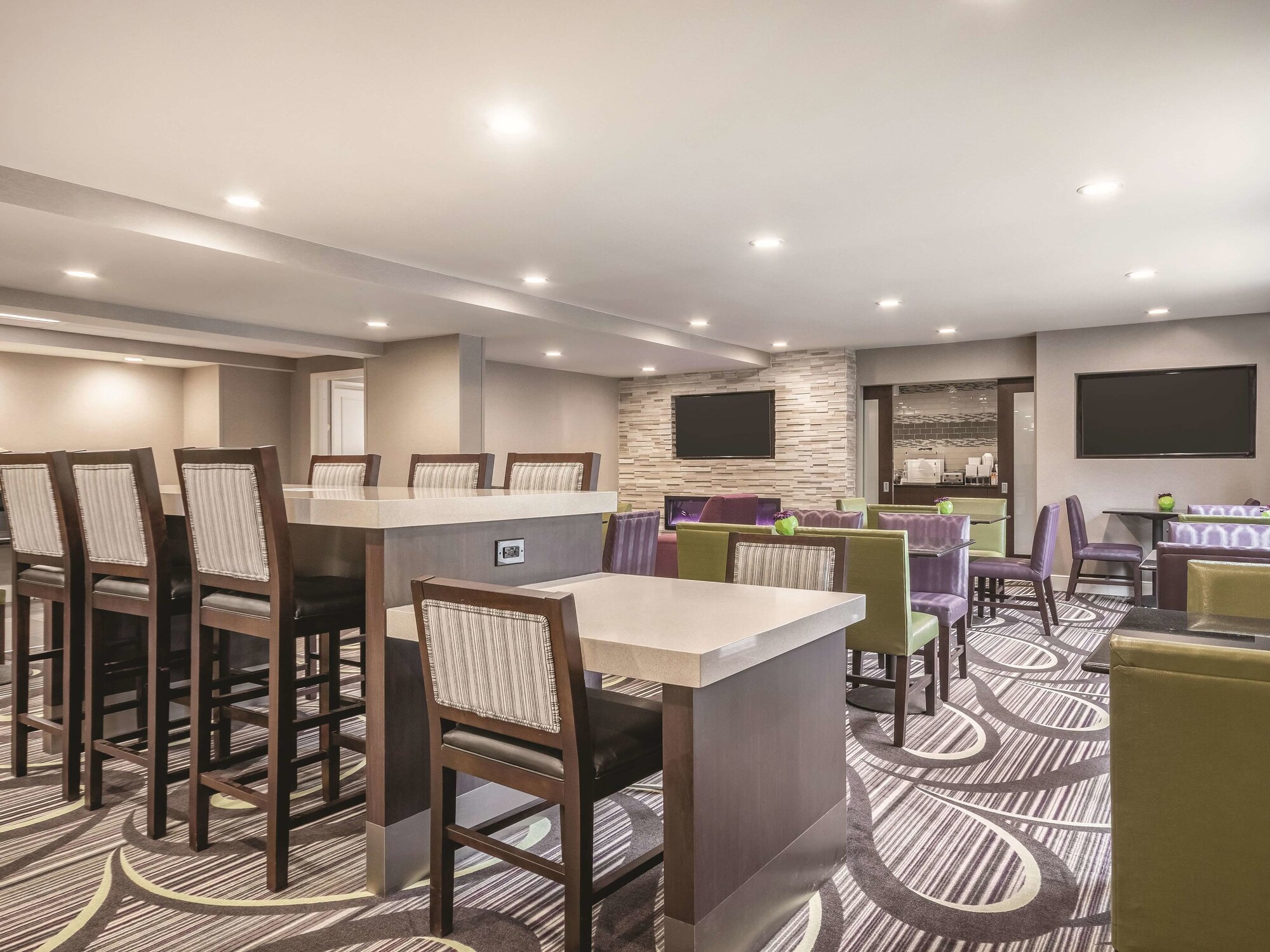 La Quinta Inn & Suites by Wyndham Hartford - Bradley Airport