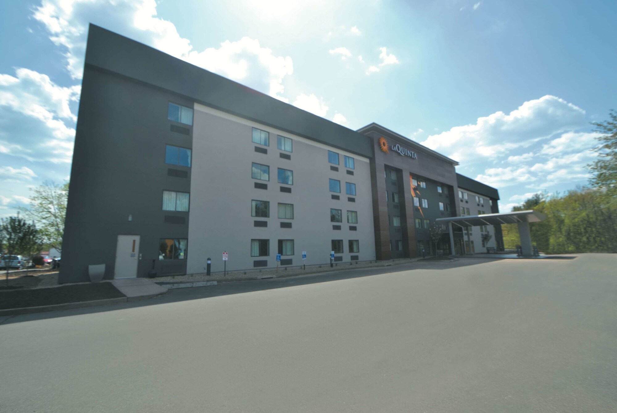 La Quinta Inn & Suites by Wyndham Hartford - Bradley Airport
