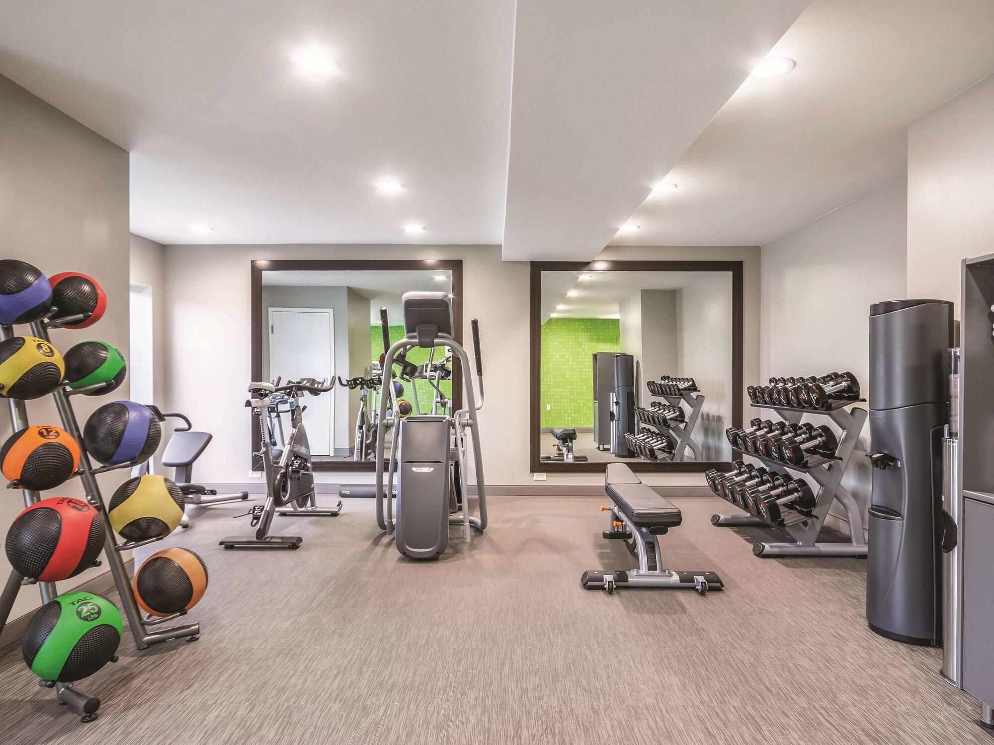 La Quinta Inn & Suites by Wyndham Hartford - Bradley Airport