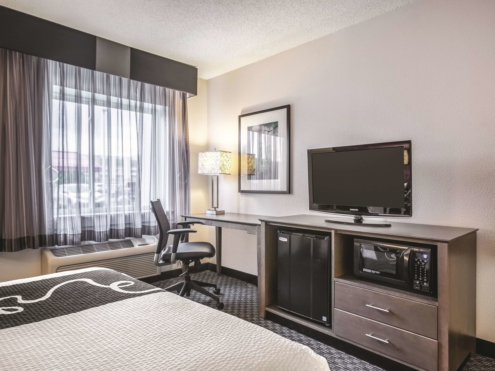 La Quinta Inn & Suites by Wyndham Hartford - Bradley Airport