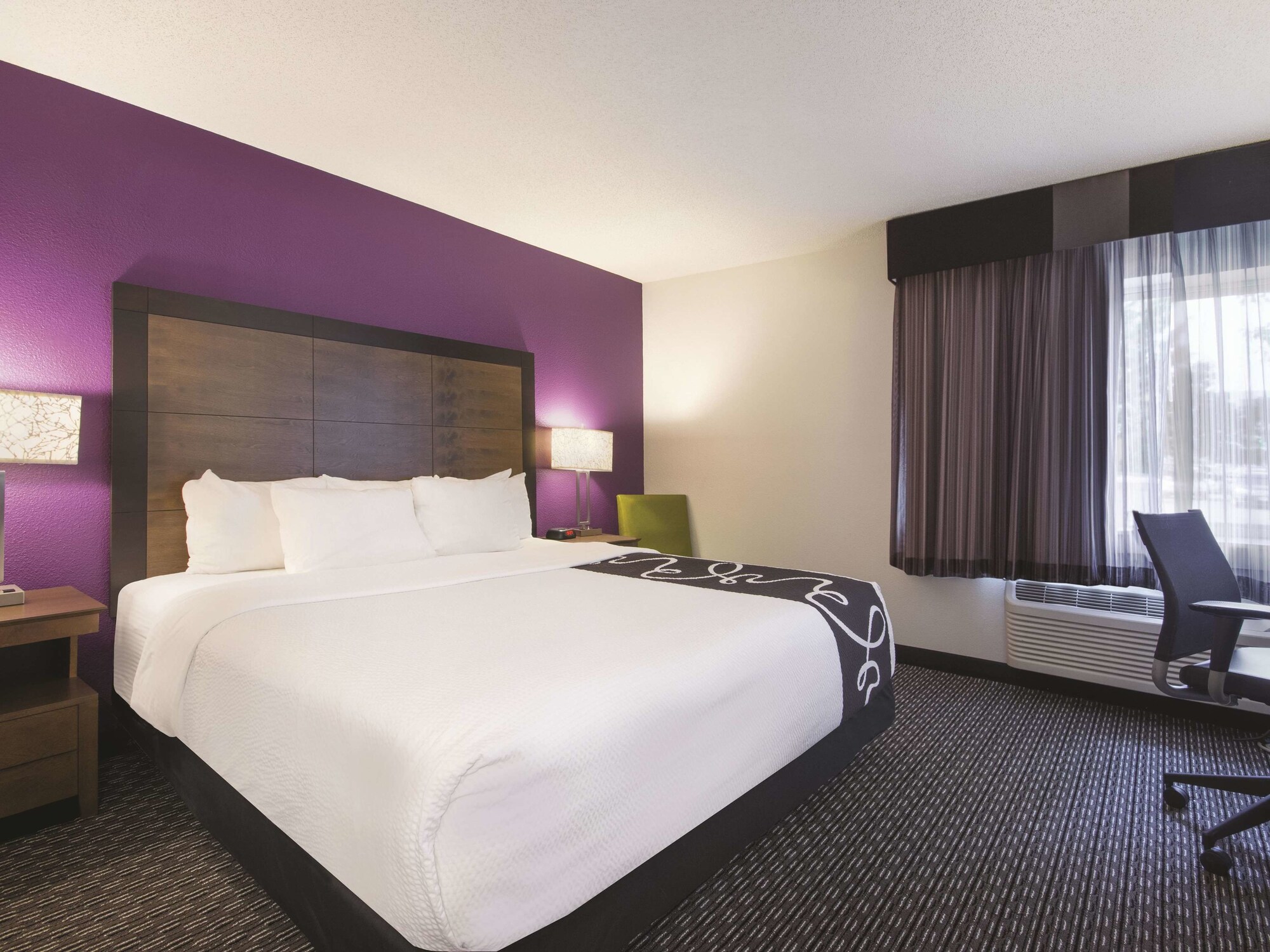 La Quinta Inn & Suites by Wyndham Hartford - Bradley Airport