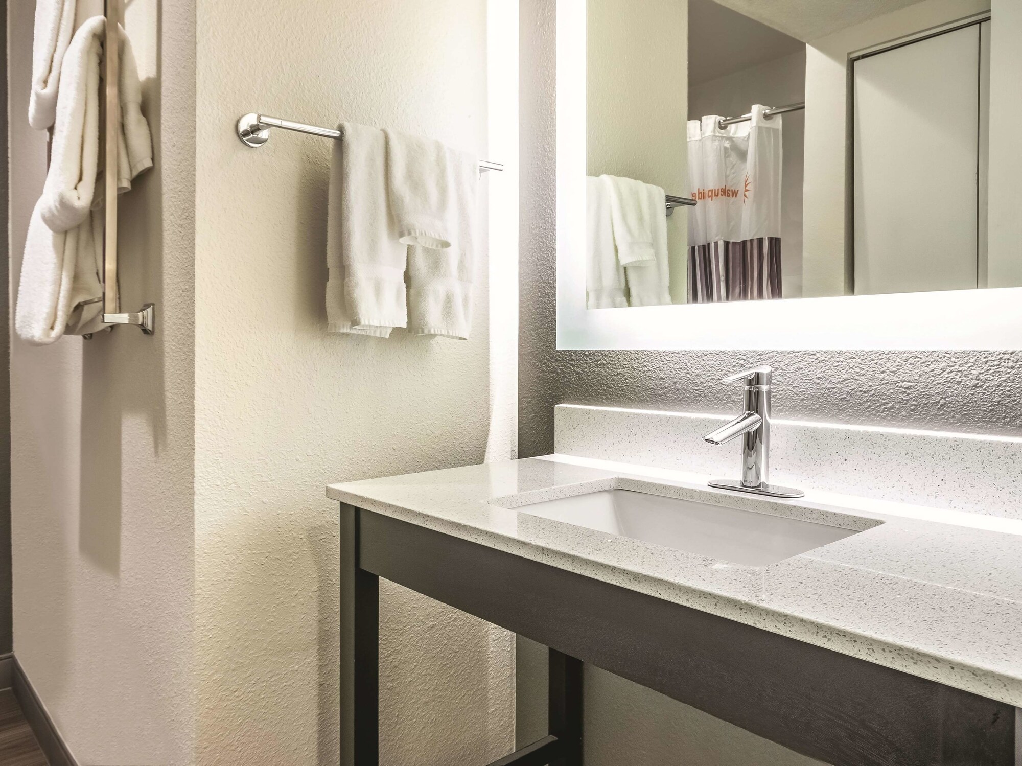 La Quinta Inn & Suites by Wyndham Hartford - Bradley Airport