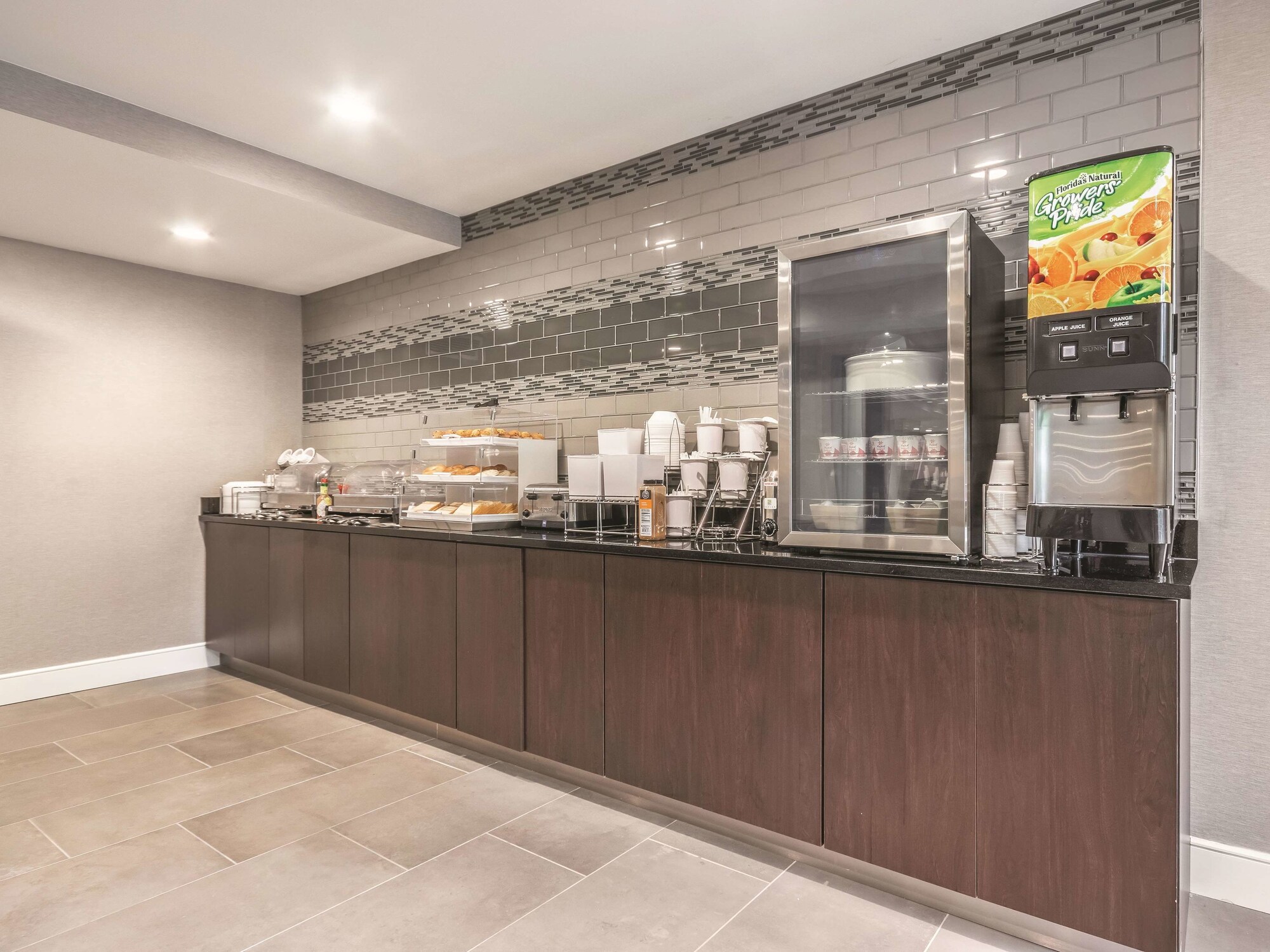 La Quinta Inn & Suites by Wyndham Hartford - Bradley Airport