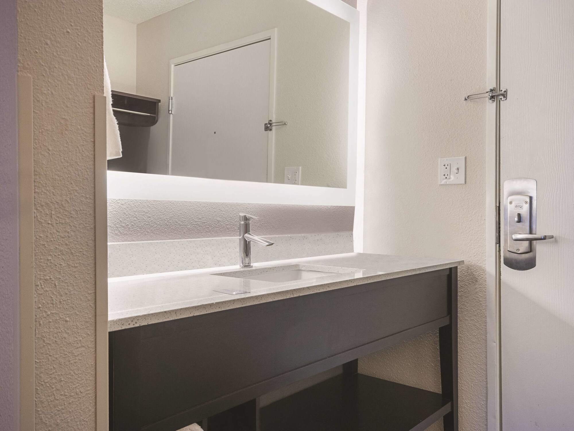 La Quinta Inn & Suites by Wyndham Hartford - Bradley Airport