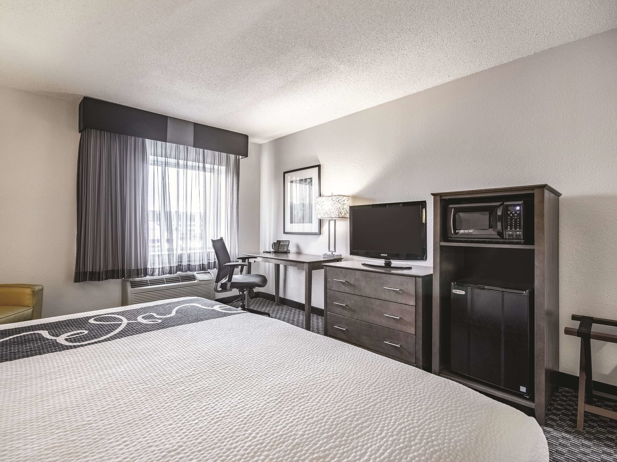 La Quinta Inn & Suites by Wyndham Hartford - Bradley Airport