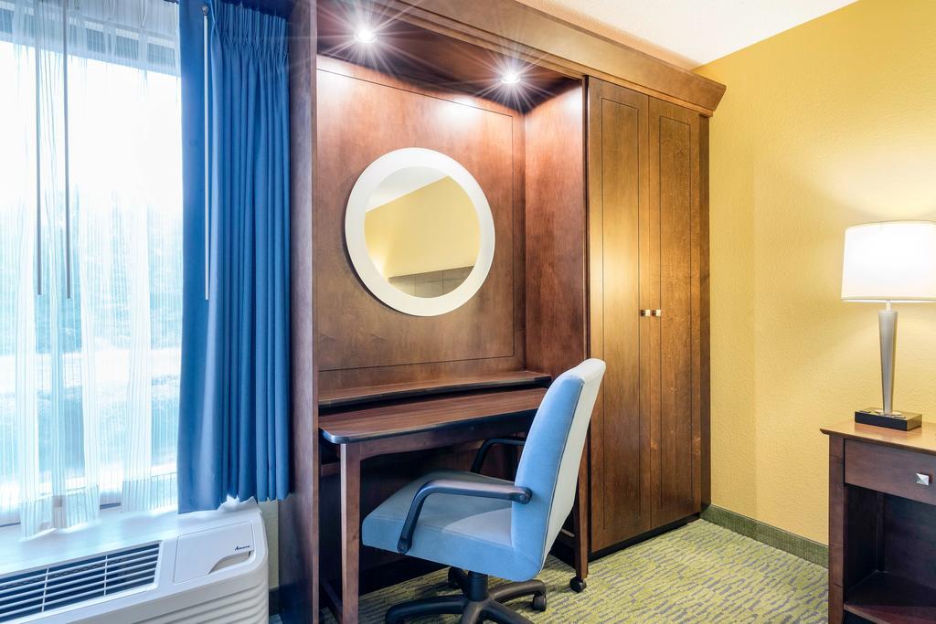 Comfort Inn & Suites Newark - Wilmington