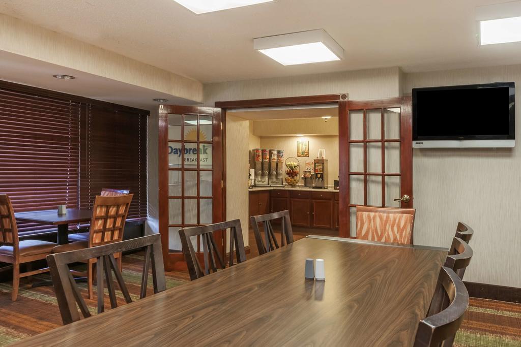 Days Inn by Wyndham Newark Wilmington