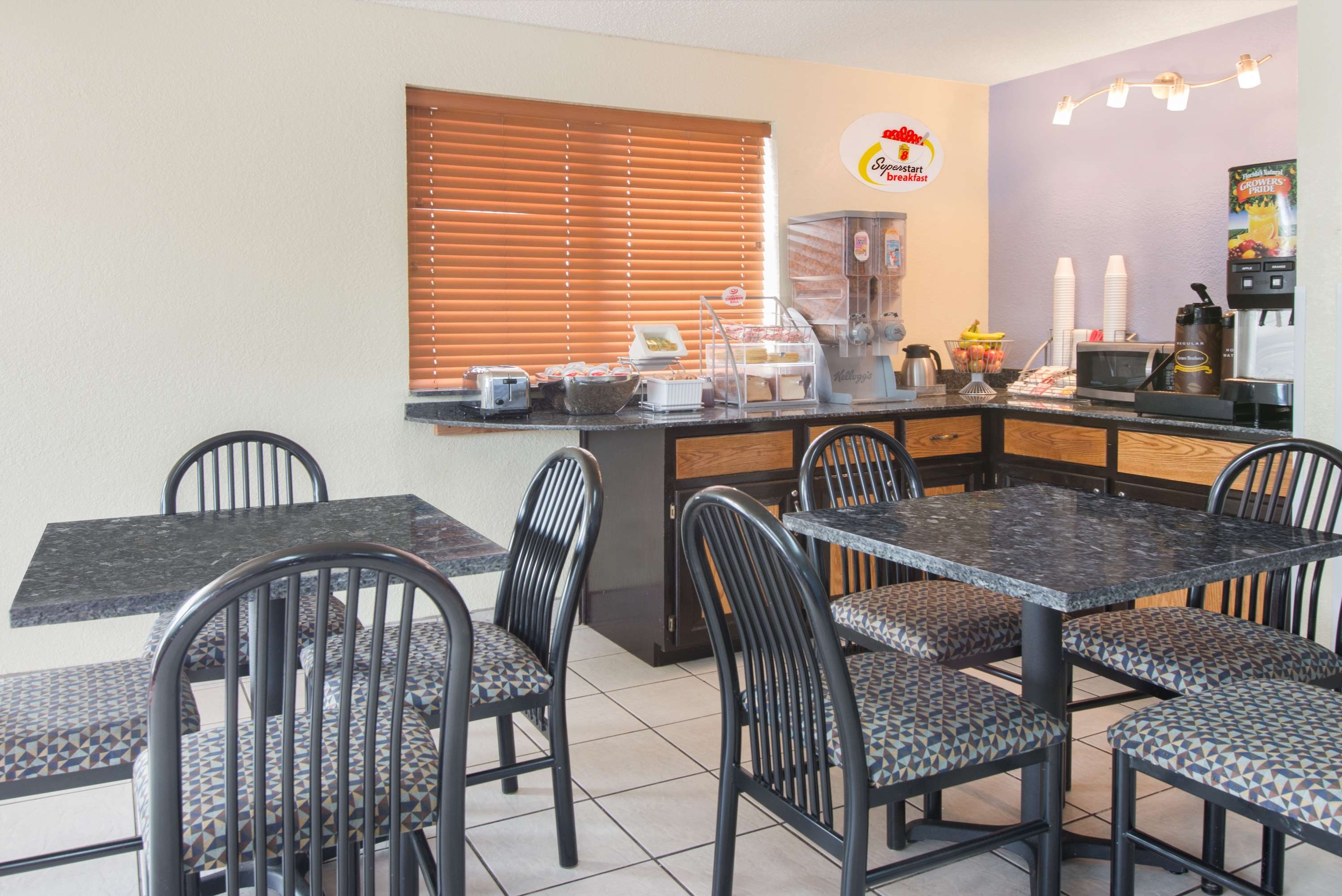 Super 8 by Wyndham New Castle