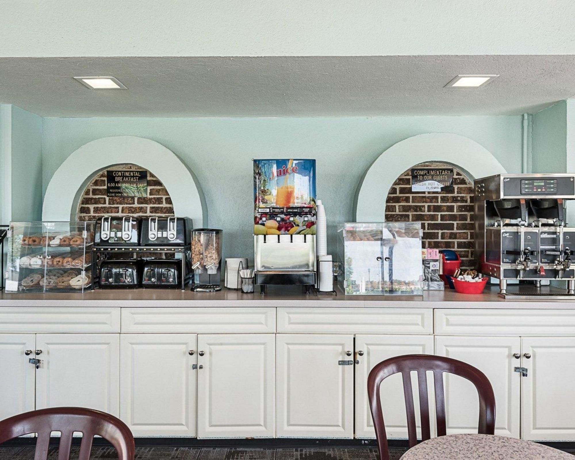 Econo Lodge Inn & Suites Resort - Rehoboth Beach