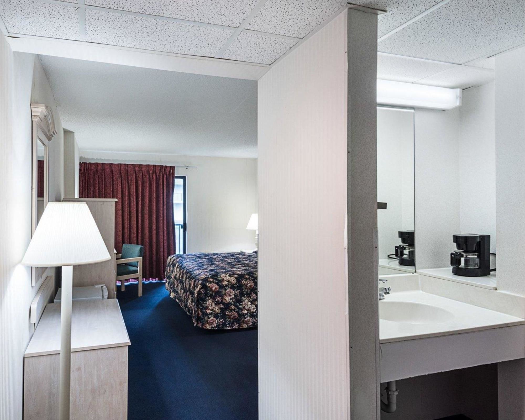 Econo Lodge Inn & Suites Resort - Rehoboth Beach