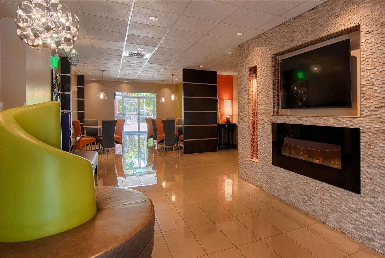 Days Inn & Suites by Wyndham Bonita Springs North Naples